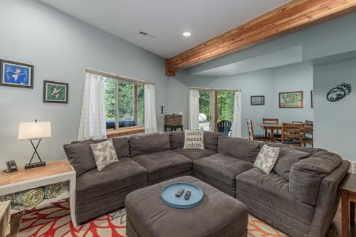 Χώρος καθιστικού στο Bearfoot Chalet by NW Comfy Cabins