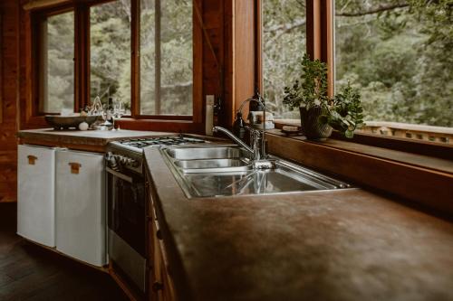 Dapur atau dapur kecil di AWAY Treehouse & Forest SPA