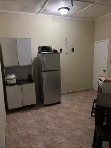 Virtuvė arba virtuvėlė apgyvendinimo įstaigoje Hostal Casa Luna