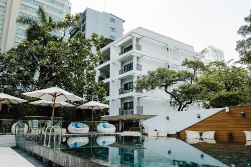 Bazén v ubytování Floral Court Hotel & Residence Sukhumvit 13 nebo v jeho okolí