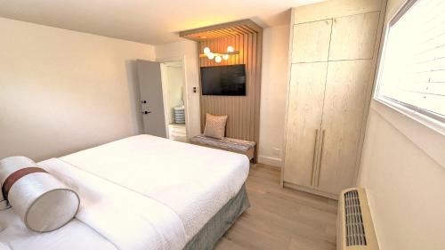 Кровать или кровати в номере Seaway Inn