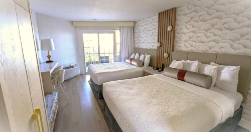 Кровать или кровати в номере Seaway Inn