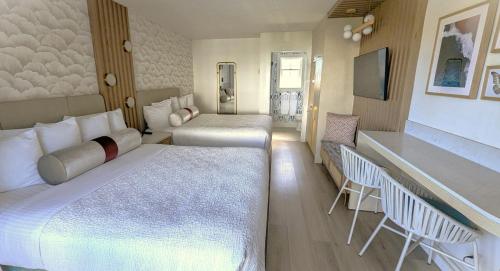 Кровать или кровати в номере Seaway Inn