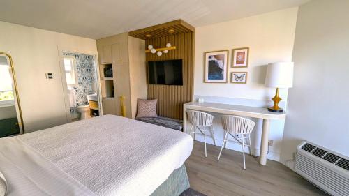 Кровать или кровати в номере Seaway Inn