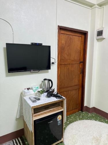 Televisyen dan/atau pusat hiburan di ม่อนล้อมดาว โฮมสเตย์แม่ริม