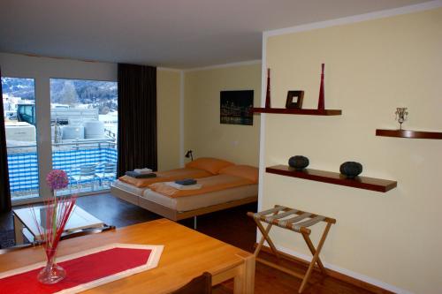 サンモリッツにあるホテル シュティレのリビングルーム(ベッド1台、テーブル付)
