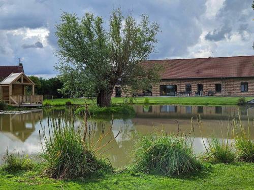Výhled na řeku, která protéká v blízkosti prázdninového domu