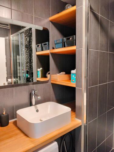 une salle de bain avec un lavabo blanc et un miroir dans l'établissement Ravissant Cottage avec jardin, refait à neuf, 2 à 5 pers, à Cabourg