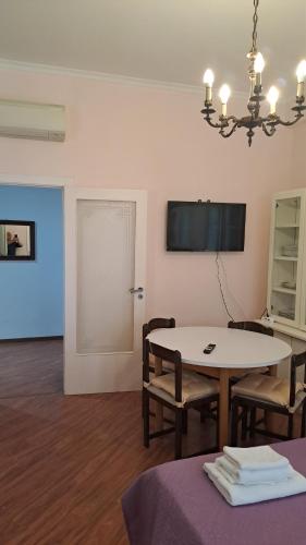 Trinita' Maggiore Home/ Historic Center
