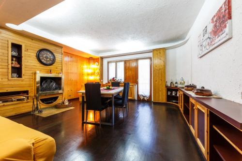 a kitchen and dining room with a table and chairs at Residence Dei Medici-La casa nel parco in Pescasseroli