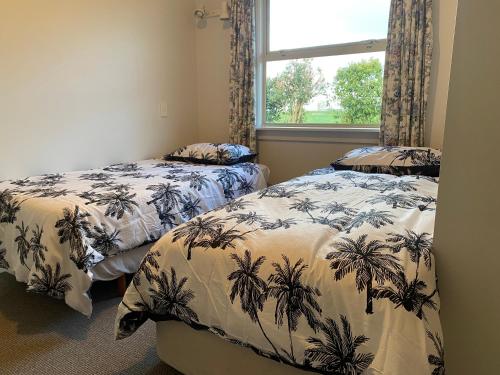 Giường trong phòng chung tại Charming 2-Bedroom Guest House with Tennis Court and Beach Nearby