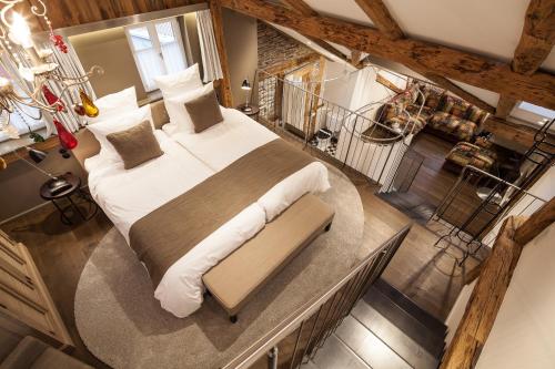 an overhead view of a bedroom with a large bed at Boutique - Hotel Adara in Lindau