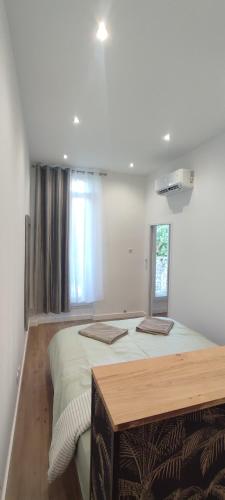une chambre avec un grand lit et une fenêtre dans l'établissement La Joliette 3, à Marseille