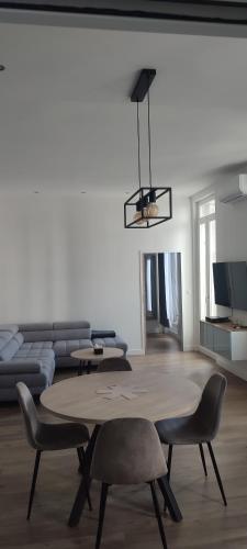 un salon avec une table, des chaises et un canapé dans l'établissement La Joliette 3, à Marseille