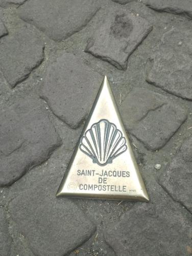 a silver triangular sign on the ground with aatomaccopected at Maison d'hôtes Larraldia in Uhart-Cize