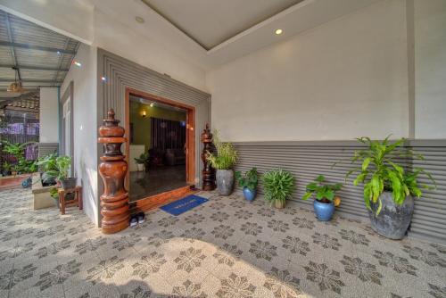 a lobby with a bunch of potted plants at Kalinga Art Home Guest House in Siem Reap