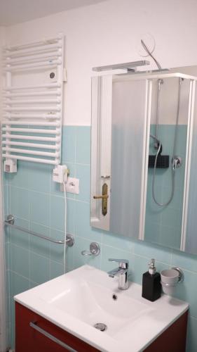 A bathroom at NEW! True-stevere Amazing Double Bed for 5 pax