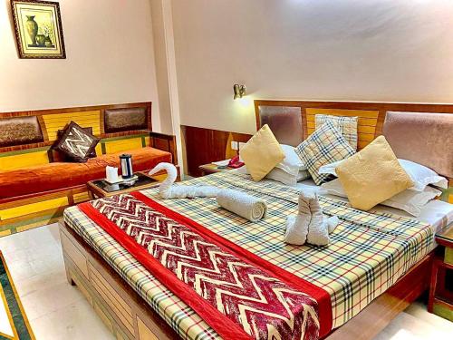 Postel nebo postele na pokoji v ubytování Hotel C Park - 2 mins from Karol Bagh Metro Station, New Delhi
