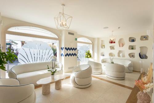 ピエトラ・リーグレにあるA'mare Boutique Hotel & Spaの白いソファとテーブルのあるリビングルーム