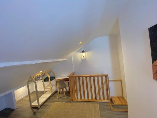 Cette chambre est dotée d'un escalier, d'une table et d'un escalier. dans l'établissement Maison de ville, à Fenouillet