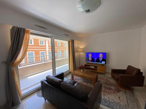 Le Grand Palais de la Méditerranée - Luxury 2BR in Hyatt Residence, Direct Beach Access, Promenade des Anglais - Top Choice In Nice