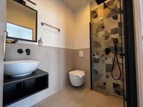 a bathroom with a sink and a shower at Pansion Palme in Drvenik