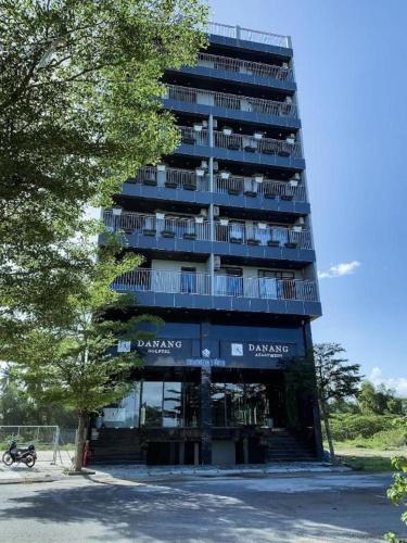 a tall building with balconies on the side of it at Căn Hộ Ngoại Ô ( DANANG GOLFTEL & APARTMENTS ) in Hà Quảng (4)