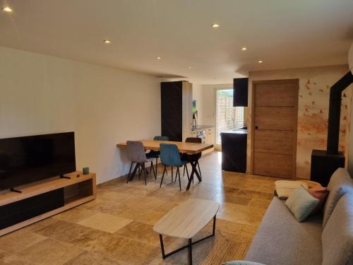 un salon avec un canapé et une table dans l'établissement Maison 2 chambres avec extérieur et jacuzzi, à Bourg-lès-Valence