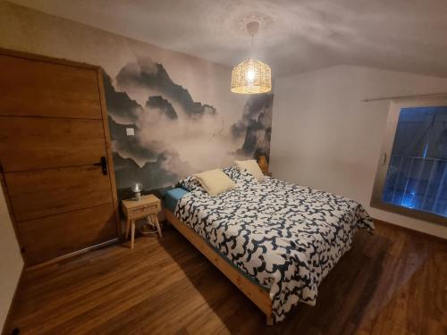 Ένα ή περισσότερα κρεβάτια σε δωμάτιο στο Maison 2 chambres avec extérieur et jacuzzi