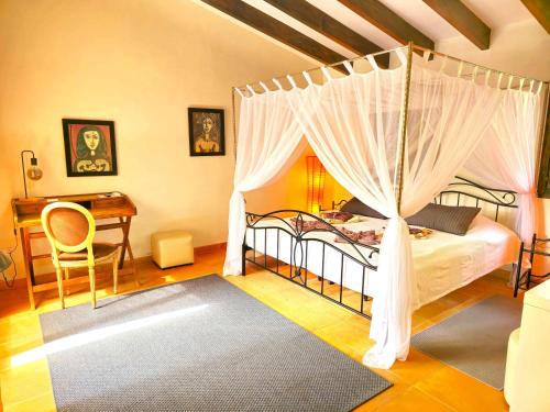 En eller flere senge i et værelse på Finca Bona Sort