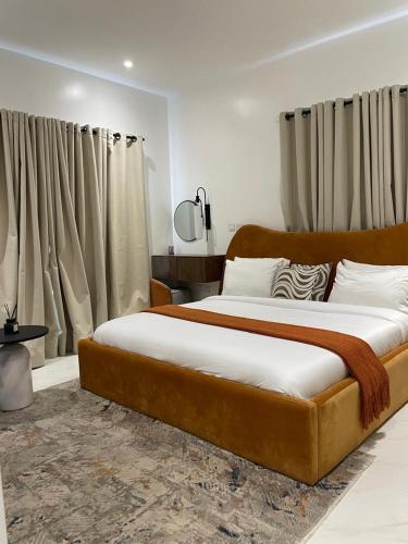 Harmony Spring Homes في إيكيجا: غرفة نوم بها سرير كبير أمام نافذة