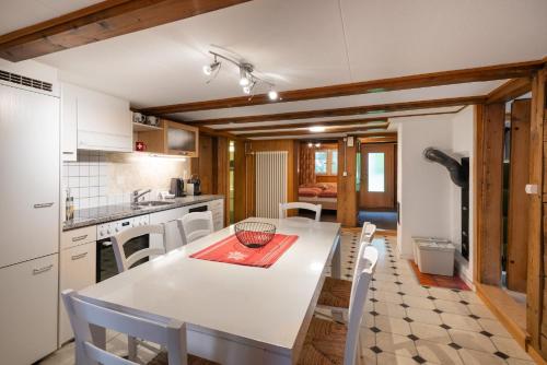 Una cocina o cocineta en Cosy Swiss Apartment