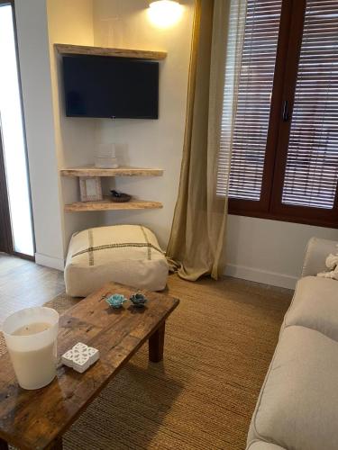 a living room with a coffee table and a tv at Jalon townhouse in Jalón