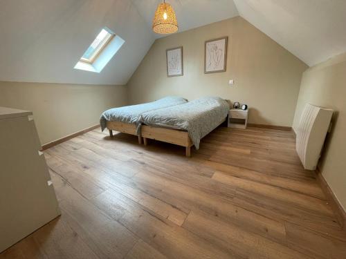 une chambre avec un lit et un parquet dans l'établissement Charmante Maison indépendante au pied de la vieille ville, à Boulogne-sur-Mer