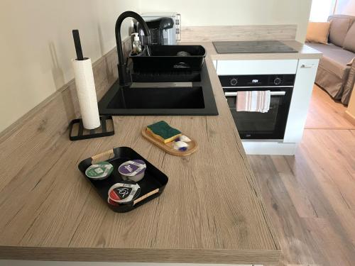 une cuisine avec un évier et un comptoir dans l'établissement Charmante Maison indépendante au pied de la vieille ville, à Boulogne-sur-Mer