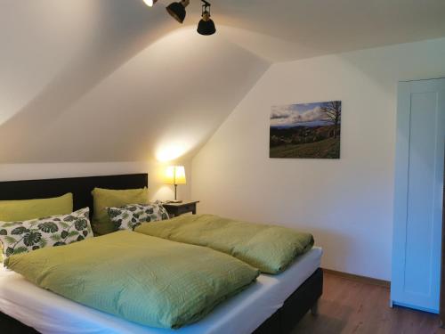 Postel nebo postele na pokoji v ubytování Ferienwohnung Vogelsang im Schwarzwald