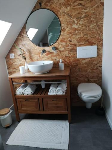 une salle de bain avec un lavabo et un miroir dans l'établissement Maison en campagne, à Meunet-Planches