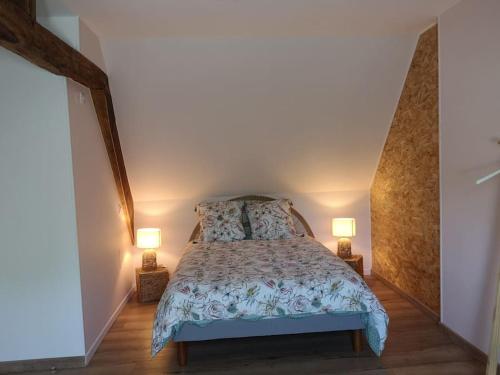 - une chambre avec un lit et deux lampes de chaque côté dans l'établissement Maison en campagne, à Meunet-Planches