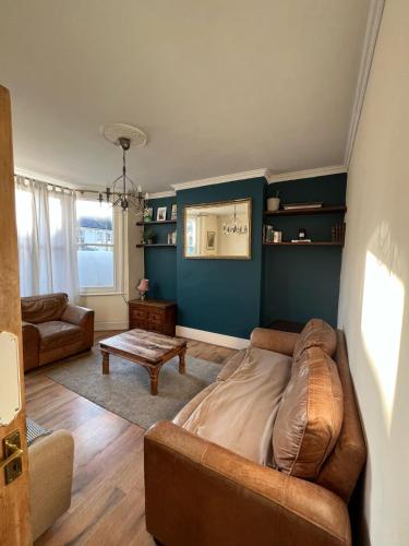una sala de estar con un sofá y una mesa en 4 Bedroom house, close to the O2 and Greenwich, en Londres