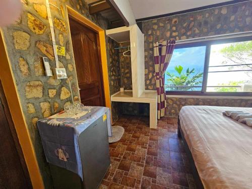 a small room with a bed and a window at Tao Thong Villa 2 in Ko Tao