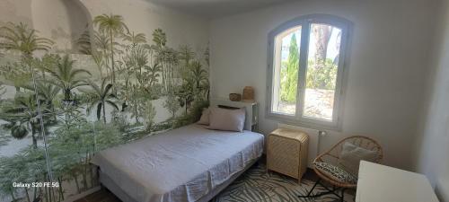 a bedroom with a bed and a window at Bastide avec grande piscine face à Sainte Victoire in Rousset