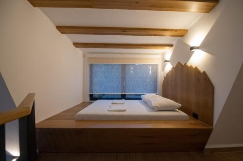 una cama en una habitación con ventana en Vila Hill Rest, en Visoko