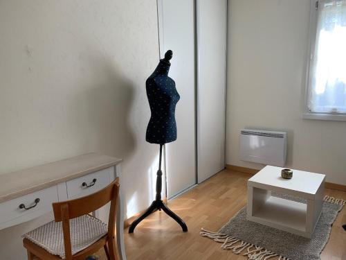 un mannequin sur une cage dans un local dans l'établissement Havre de Paix, à Champagne-sur-Seine