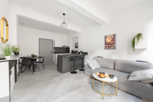 un salon avec un canapé et une table dans l'établissement Appartement central confortable et spacieux, à Carcassonne