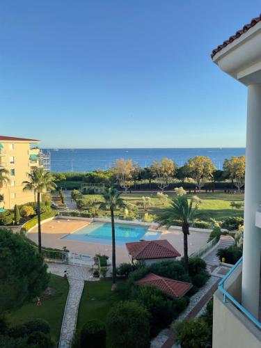 - une vue sur la piscine depuis le balcon du complexe dans l'établissement Seaside501 - completely renovated, at 5 Minutes walk from beach, à Antibes