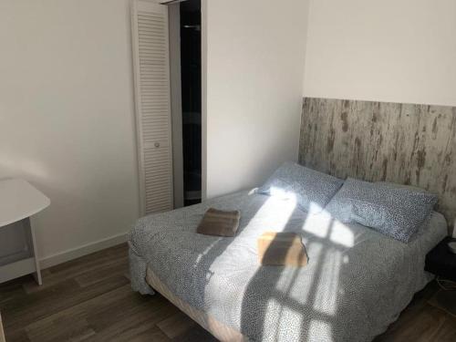 Postel nebo postele na pokoji v ubytování Studio indépendant en RDC de villa, parking