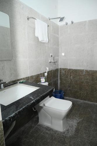 a bathroom with a toilet and a sink and a bath tub at shangrila stay in Bodh Gaya