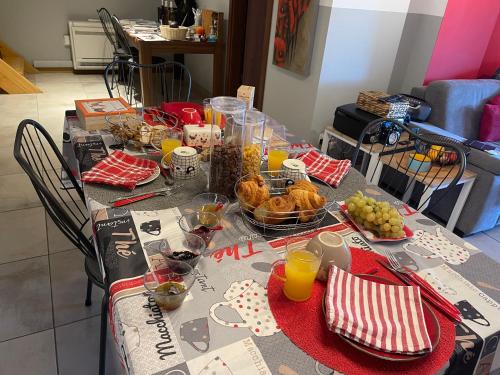 a table with food and drinks on top of it at Casa Basgiu, chambres avec balcon in Zilia