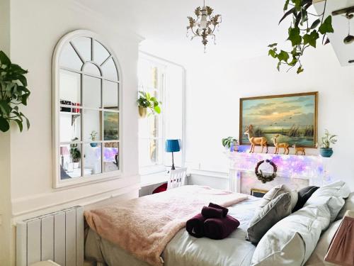 a bedroom with a bed and a painting on the wall at Flat in the heart of Bath with stunning views in Bath