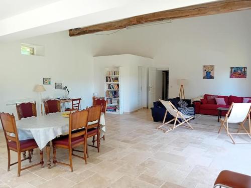 une salle à manger et un salon avec une table et des chaises dans l'établissement Maison de campagne familiale, à Villefranche-Saint-Phal
